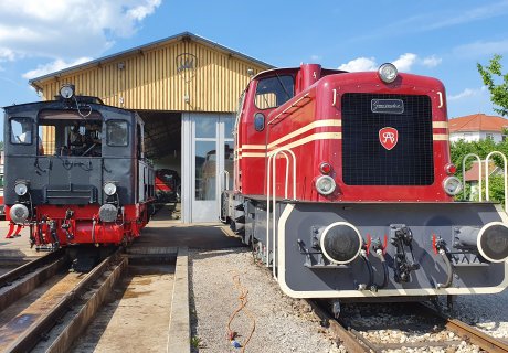 SAB-Loks T3 930 und V70 vor dem Münsinger Lokschuppen